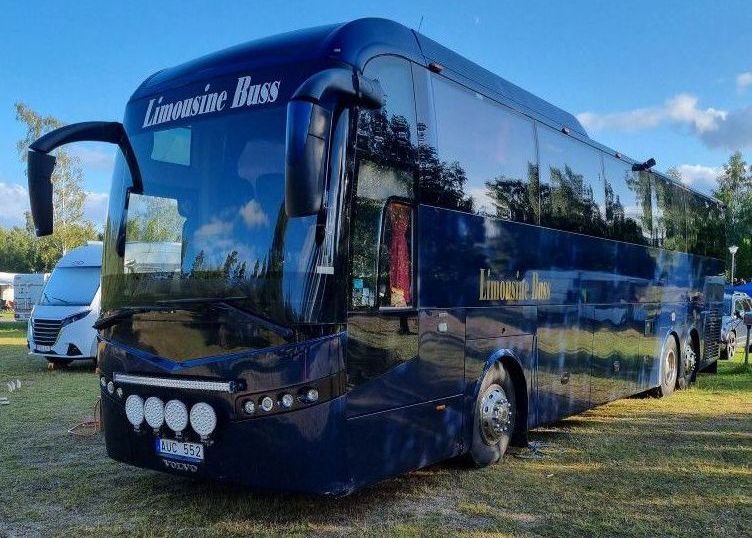 Limousinbuss på gräsmatta