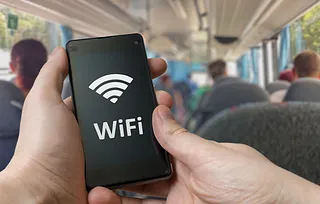 Mobil med WiFi-signal i buss