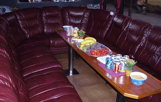 Röd soffa med snacks och dryck