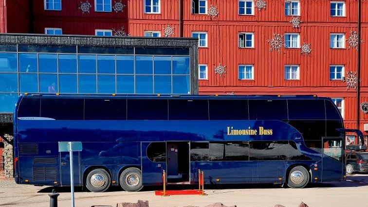 Utgår från västkusten men jobbar i hela Europa. Skinnklädsel och bord är standard. I vår ledbu